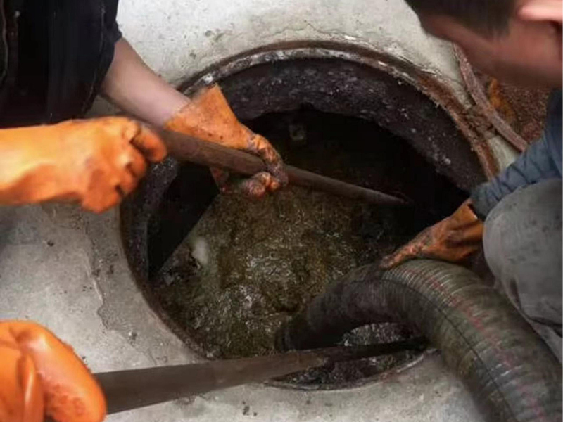 黄平清理化粪池时如何避免沼气的危害？